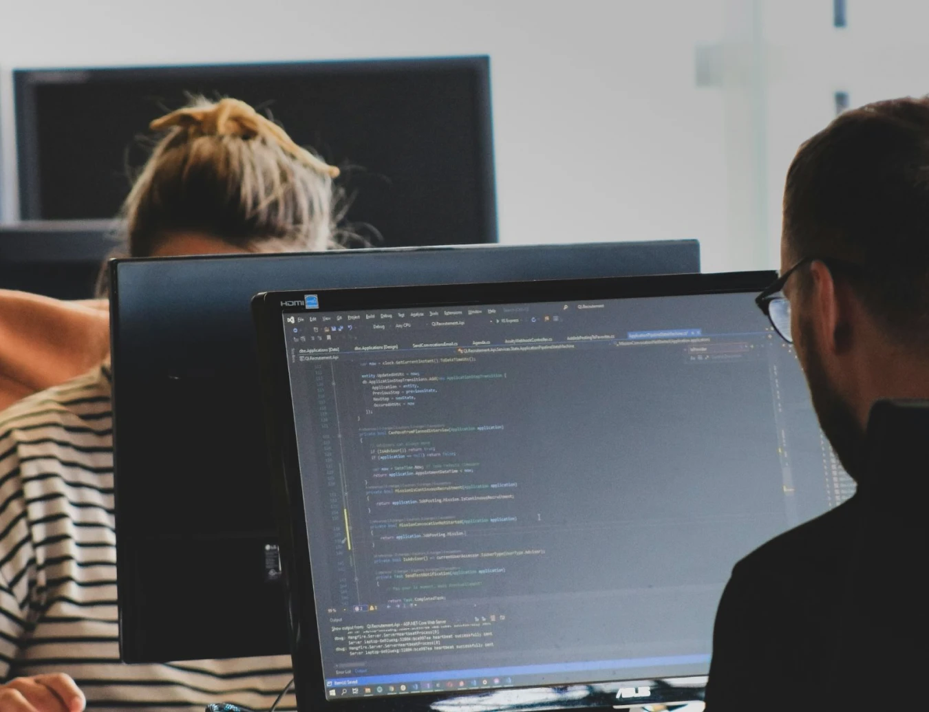 membre Innobyte travaillant sur ordinateur