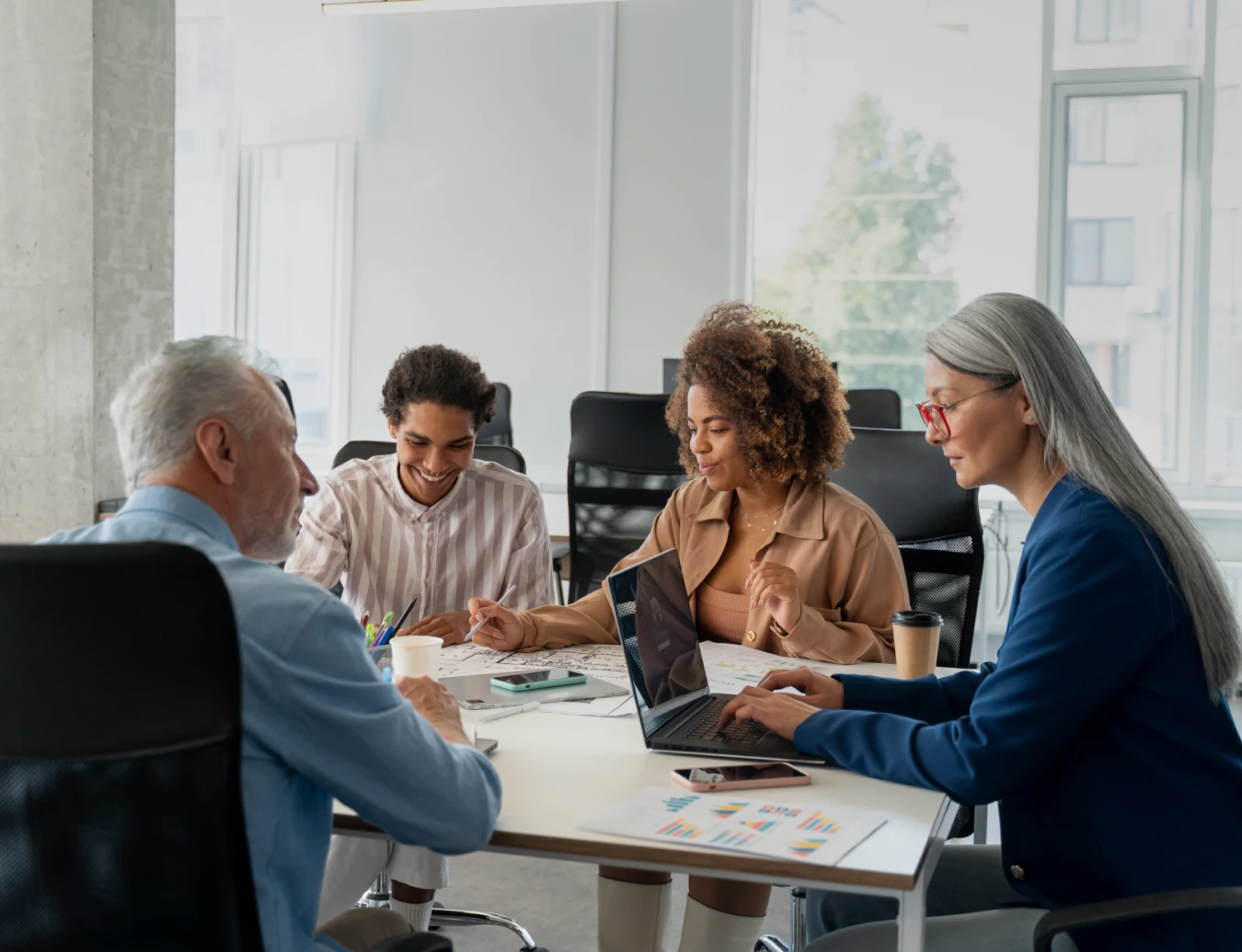 membre Cylene travaillant autour d'un ordinateur