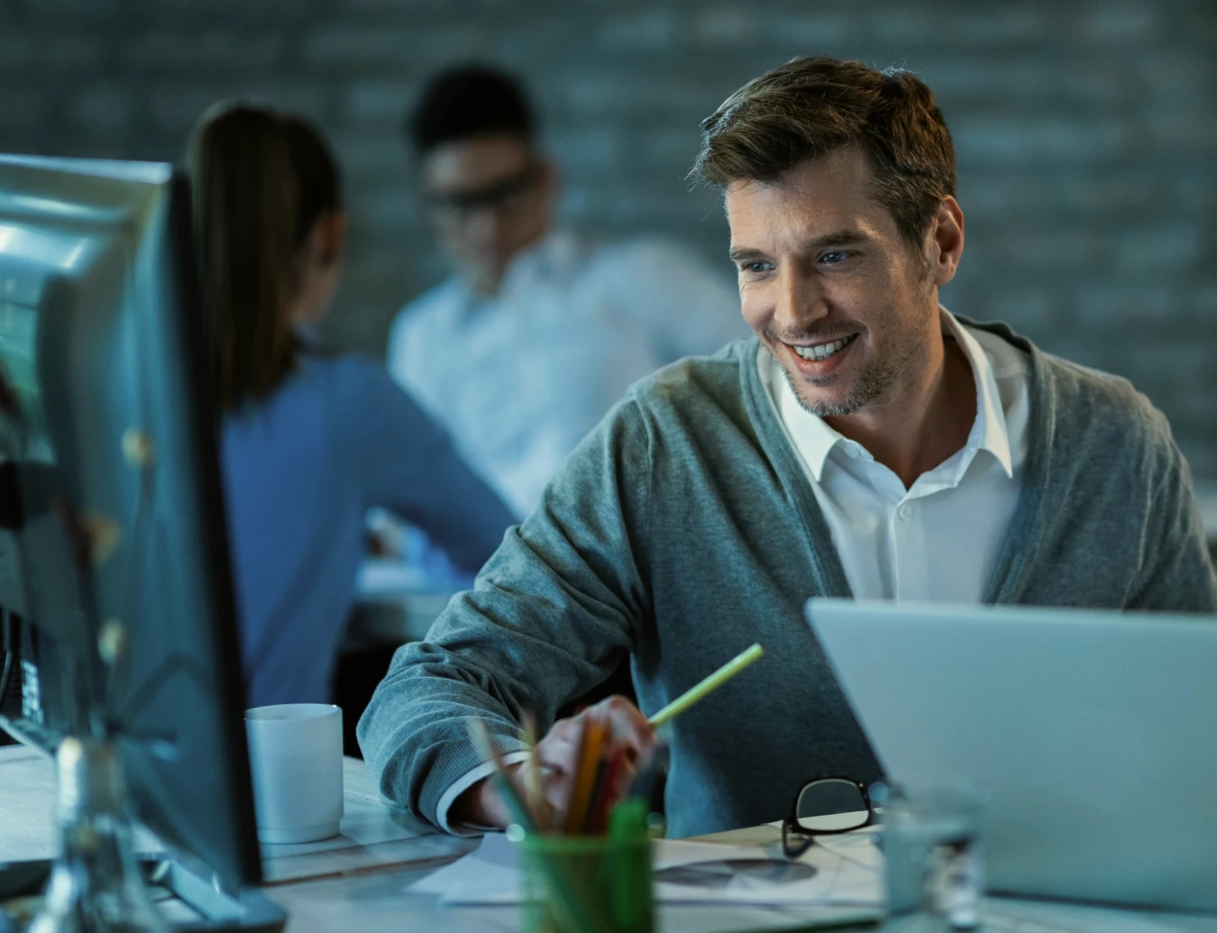 membre Innobyte devant son ordinateur